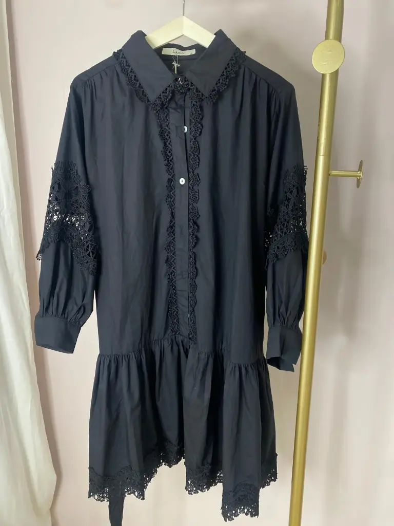 Robe courte, boutonnée, détails manches