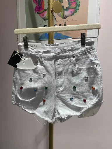 Short jeans blanc incrustations